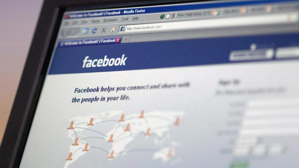 BEDRE SIKKERHET: Etter press f�r n� Facebook en egen knapp som skal hjelpe barn og unge � varsle om mistenkelig oppf�rsel p� nettet. Foto: Scanpix