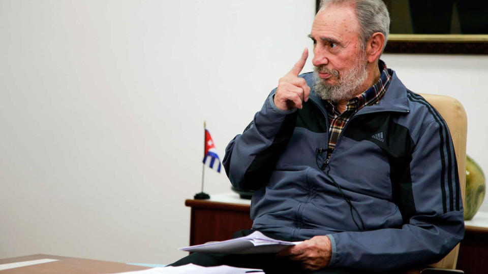  TILSYNELATENDE FIN FORM:  Fidel Castro i kjent positur i sin f�rste opptreden p� 11 m�neder. FOTO: ALEX CASTRO, CUBADEBATE.CU/AFP/SCANPIX.