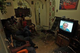 I DE TUSEN HJEM:  En familie i Havana f�lger Castros f�rste tv-opptreden p� 11 m�neder. FOTO: AFP/SCANPIX.