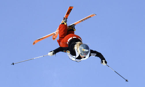 SPORTY: Kulekj�rer Kari Traa avsluttet sin lange karriere p� hjemmebane under NM i Myrkdalen i 2006. Foto: SCANPIX