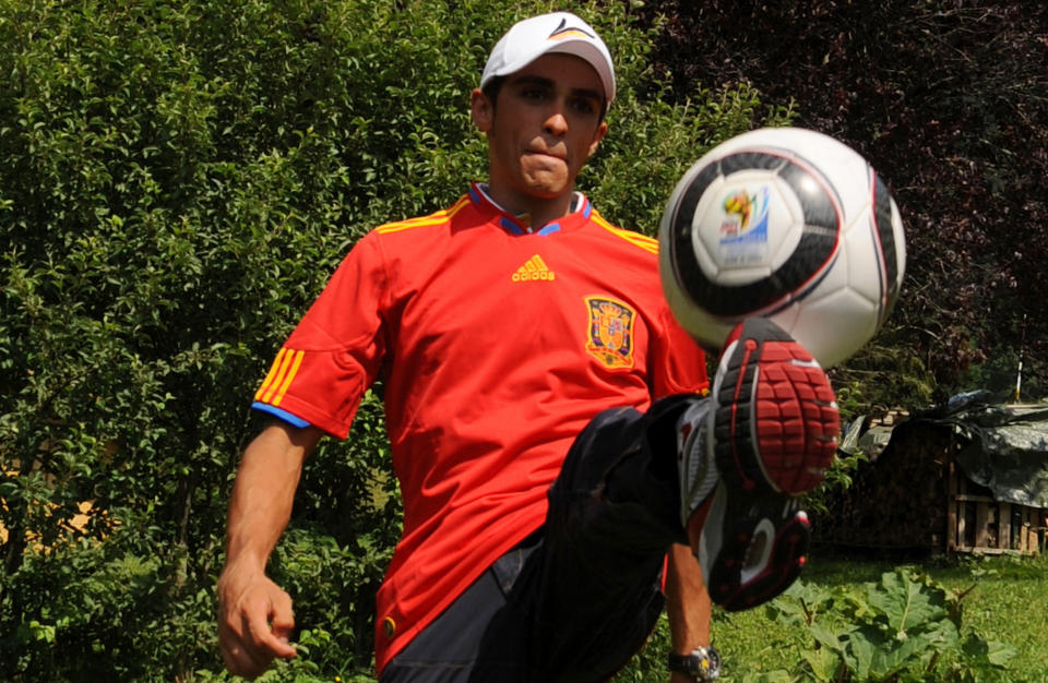 LADET OPP MED FOTBALLHYLLEST: Astana-kaptein Alberto Contador benyttet hviledagen i Morzine til � ikle seg spansk landslagsdrakt og vise fram ballkunster etter landsmennenes VM-triumf i S�r-Afrika.Foto: SCANPIX