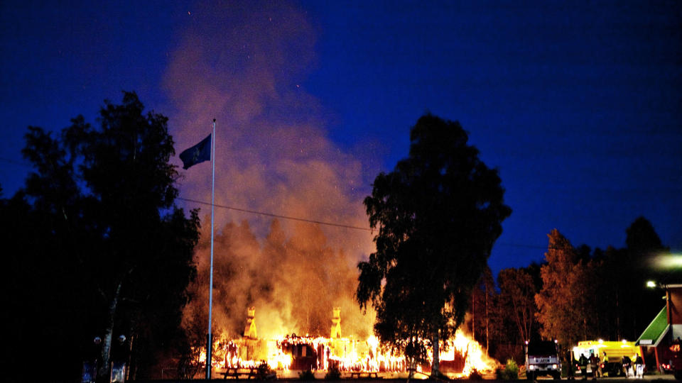 &mdash;EN NY STANDARD: Natt til onsdag i forrige uke brant boligenhetene ved Lier ventemottak i Buskerud ned til grunnen, etter � ha blitt p�satt som en protest mot forholdene. �Ventemottakene har kort sagt etablert en ny standard for elendig behandling av asyls�kere�, skriver kronikkforfatterne. Foto: Torbj�rn Gr�nning
