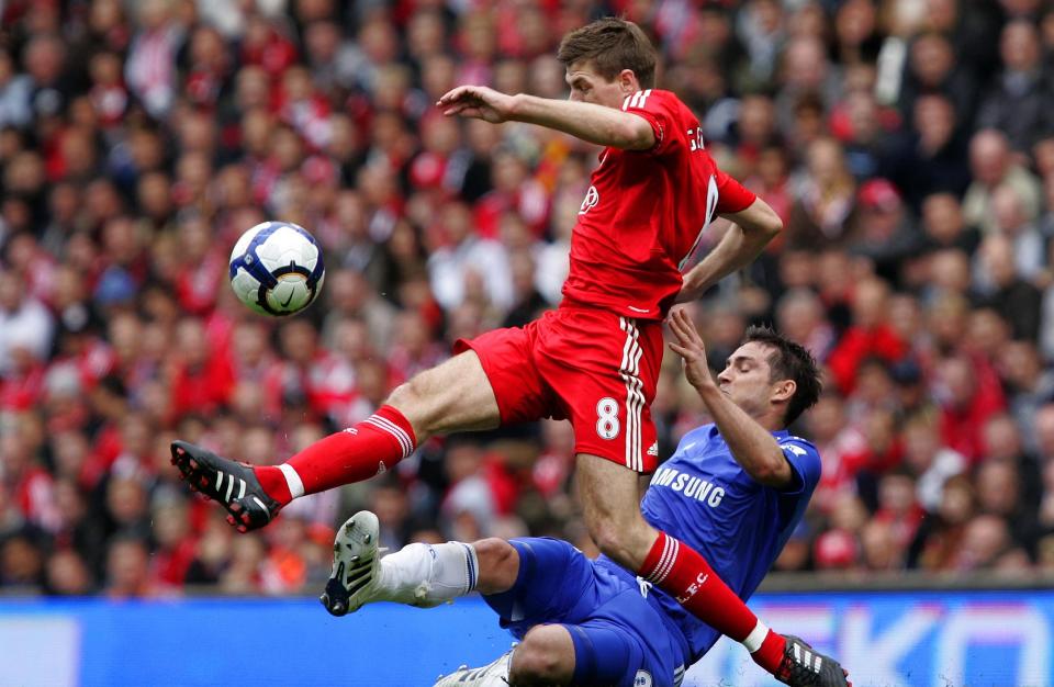 PREMIER LEAGUE: Steven Gerrard har spilt for Liverpool i Premier League hele karrieren. Det kan virke som om det fortsetter slik for kapteinen som her er i duell med Chelseas Frank Lampard. Foto: EPA