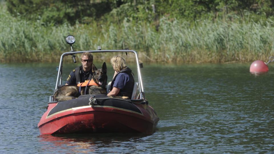 LIKS�K: Spesialtrente likhunder er i aksjon etter at et ungt s�skenpar alarmerte om menneskehode i vannet p� svensk badeplass i g�r kveld. Foto: Expressen