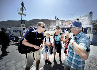  KAIKAOS:  N�r Dodekanese Express fra Rhodos legger til kai p� Symi gjelder det for �yboere � sikre seg dagens �ylofferturister som overnattingsgjester.  Foto: JOHN TERJE PEDERSEN