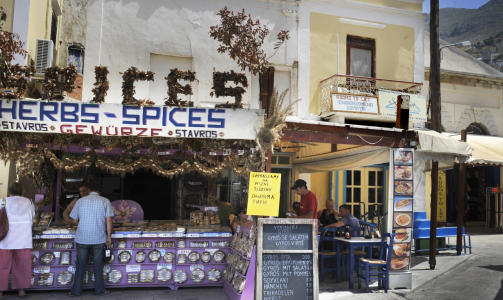  SYMI:  Rom til leie, det er bare � banke p�, som her i havna p� �ya Symi. Foto: JOHN TERJE PEDERSEN