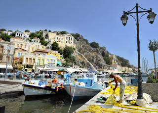 VAKRE SYMI:  �y regnes som en av de vakreste i Dodekanesene, her fra havneomr�det  Gialos. Foto: JOHN TERJE PEDERSEN
