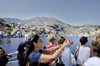 TIL SYMI: Dagsturister fra Rhodos p� vei med ferja inn til havna p� Symi. Foto: JOHN TERJE PEDERSEN/Dagbladet
