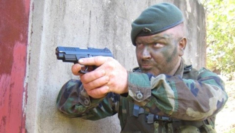 BACK IN BUSINESS: Torgeir Eriksen (tidligere Friksen) hevder det nye selskapet driver reklame, men s� langt ikke har p�tatt seg oppdrag. P� bildet trener han i Uganda, hvor han var med Tjostolv Moland og Joshua French. Foto: Privat