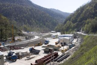 BYGGER TIL OL: Her i Krasnaya Palana utenfor Sotsji overga tjerkesserne seg endelig for russerne 21. mai 1864. Navnet betyr �Den r�de �sen�, ble laget av russerne og knyttes til blodsutgytelsen her for snart 150 �r siden.  Foto: AP/Igor Yakunin