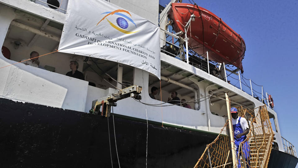 HJELPESKIP: Her st�r folk om bord lasteskipet Amalthea p� Lavrio-havna. Jamal al-Khodari, sjefen for Gazas folkekomit� mot beleiringen, sa at det israelske milit�ret advarte mannskapet mot � bryte den israelske marineblokaden mot palestinsk territorium.  Foto:  AFP PHOTO /LOUISA GOULIAMAKI