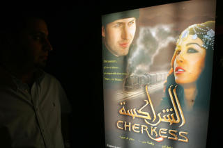 HAR EN FREMST�ENDE STILLING I JORDAN: I april i �r gikk filmen �Tjerkesseren� p� kino i Amman. Den handler om tjerkessernes ankomst til Jordan og hvordan de grunnla byen p� ruinene av en romersk by. Foto: AFP/KHALIL MAZRAAWI