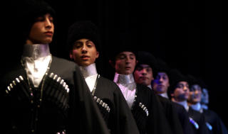 JOBBER SOM LIVVAKTER FOR KONGEFAMILIEN: Tjerkesserne i Jordan, her p� en danseforestilling. Foto: AP/Mohammad abu Ghosh