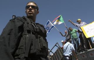 4000 TJERKESSERE BOR I ISRAEL: Her passer en israelsk politimann p� under en demonstrasjon i Jerusalem mot ulik behandling av tjerkessere og drusere. Bildet er fra i fjor sommer. Foto: REUTERS/Baz Ratner