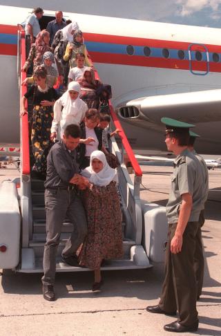EN HEL LANDSBY FLYTTET TILBAKE: I 1998 flyttet tjerkesserene som hadde bodd i Kosovo tilbake til Russland. Folket hadde bodd i Kosovo siden slutten av 1800-tallet. N� flyktet de fra krig igjen. Foto: AP/Tanya Makeyeva