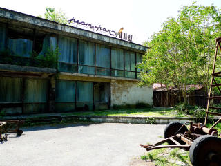 SLITT TURISTSTRAND: Tjerkessia ble ytterligere turistifisert under kommunistene, som bygget egne sommerhus og arbeidersanatorium langs Svartehavskysten. Dette er en slitt kommunistmastodont i Pitsunda i dagens Abkhazia, som tilh�rte det tidligere tjerkessiske riket. Foto: ASTRID MELAND