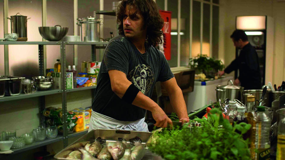 ELSKELIG SLUBBERT: Zinas (Adam Bousdoukos) slipper unna med litt for mye i �Soul Kitchen�.