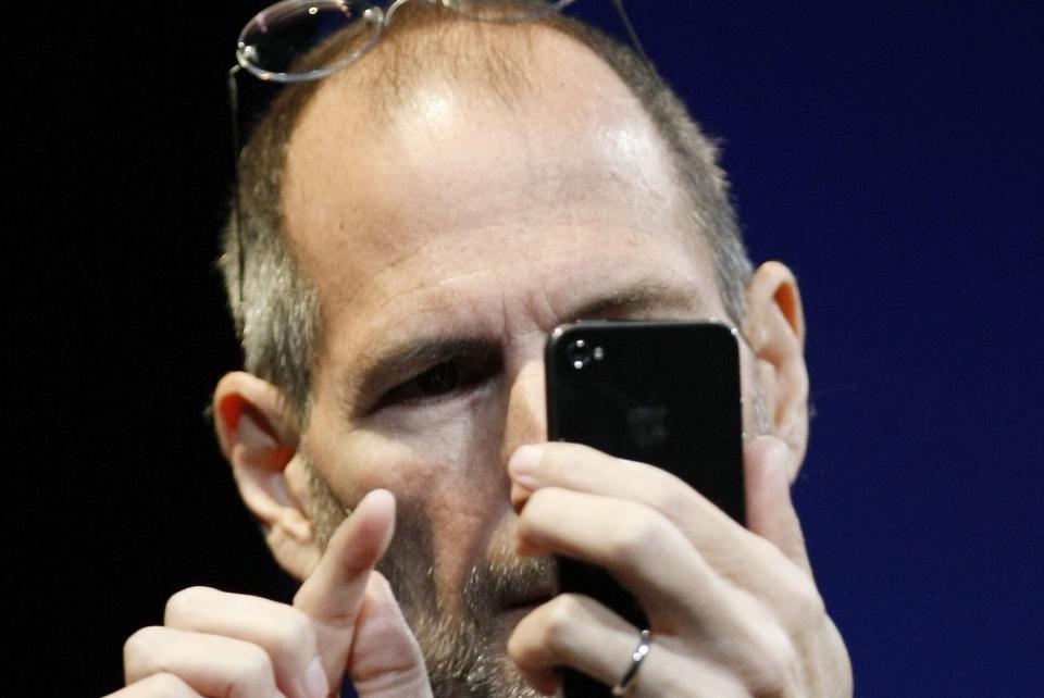 SIGNALFEIL: Steve Jobs kan selv risikere � miste signalet ved � holde iPhone 4 over det venstre hj�rnet. Her er Apple-sjefen og hans nye leket�y under en produktkonferanse i San Francisco 7.juni. Foto: AP Photo/Paul Sakuma.