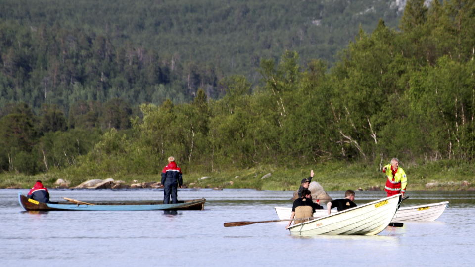 MANN OMKOMMET: Letemannskaper i aksjon i elva Iesjohka ca 25 km s�r for Karasjok, etter at en b�t med to personer ombord kantret tirsdag ettermiddag. Foto: Tipser / Scanpix