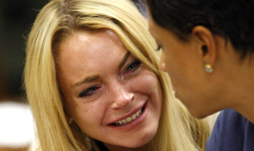 KLARTE IKKE HOLDE T�RENE TILBAKE: Lindsay Lohan i rettssalen sammen med advokat Shawn Chapman Holley. Foto: REUTERS/David McNew