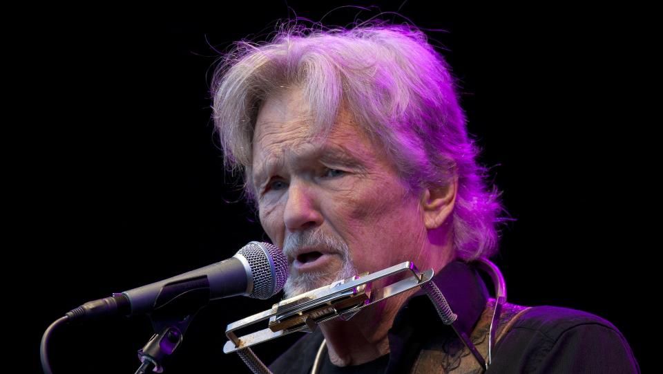 STO P�: Mannen bak slagere som The Silver Tounged Devil and I og Me and Bobb McGee, Kris Kristoffersen sto p� tross rusten stemme og stive gitarfingrer p� Wrightegaarden i Langesund. FOTO: PER FL�THE.