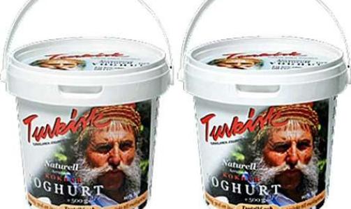 DYRT FJES: Det svenske meieriet Lindahls m� kompensere greske Minas Karatzoglis (77) for � ha brukt ansiktet hans i reklame for tyrkisk yoghurt.