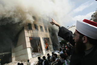 DANMARK ANGREPET: Det danske konsulatet i Beriut ble satt i fyr i 2006. I �r ble Mohammed-tegner Kurt Westergaard angrepet i hjemmet sitt. Foto: AFP PHOTO/RAMZI HAIDAR