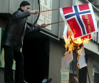 2006: Det norske flagget brennes i en protest mot Mohammed-karikaturene i Sarajevo. Siden den gang har protestene mot Norge stilnet i saken, mens Danmark har opplevd flere angrep hvor karikaturene har blitt fremholdt som motiv. Foto: EPA/FEHIM DEMIR