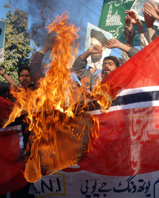 2010: Pakistanske islamister protesterte mot Norge etter en ny-publisering av Mohammed-karikaturene i Aftenposten etter at tegneren Kurt Westergaard ble angrepet. Foto: AFP/ ARIF ALI