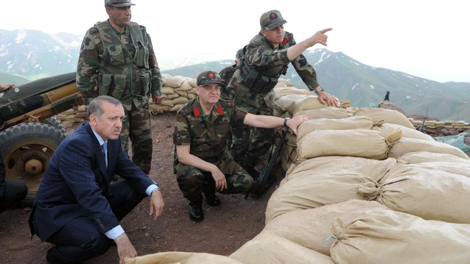 VIL OPPRETTE PROFESJONELL H�R: Tyrka trapper opp kampen mot gerijla-krigere i grenseomr�dene mot Irak. Foto: AP Photo/Kayhan Ozer, Anatolia/Scanpix