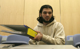 PLANLA KOFFERTBOMBER: Libaneseren  Youssef Mohamad E. H. D. under rettssaken i Duesseldorf i 2007. Han ble d�mt til livsvarig fengsel etter � ha utplassert bomber p� tog i Tyskland. De detonerte aldri. Han oppga av problemer med tysk livvsstil, Mohammed-tegninger og drapet p� al-Qaidaleder Abu Musab al-Zarqawi som motivasjon. Foto: REUTERS/Ina Fassbender