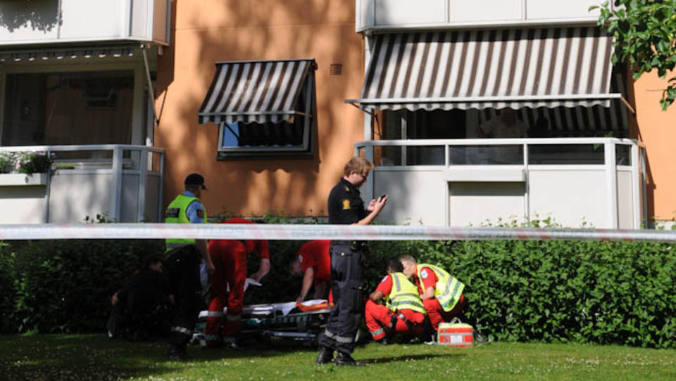 FALT FRA BLOKK: En kvinne ble i ettermiddag fraktet til sykehus etter at hun skal ha falt fra 4.etasje i en blokk p� Manglerud i Oslo. Kvinnen var ved bevissthet da hun ble tatt med i ambulansen. Foto: Geir �steby
