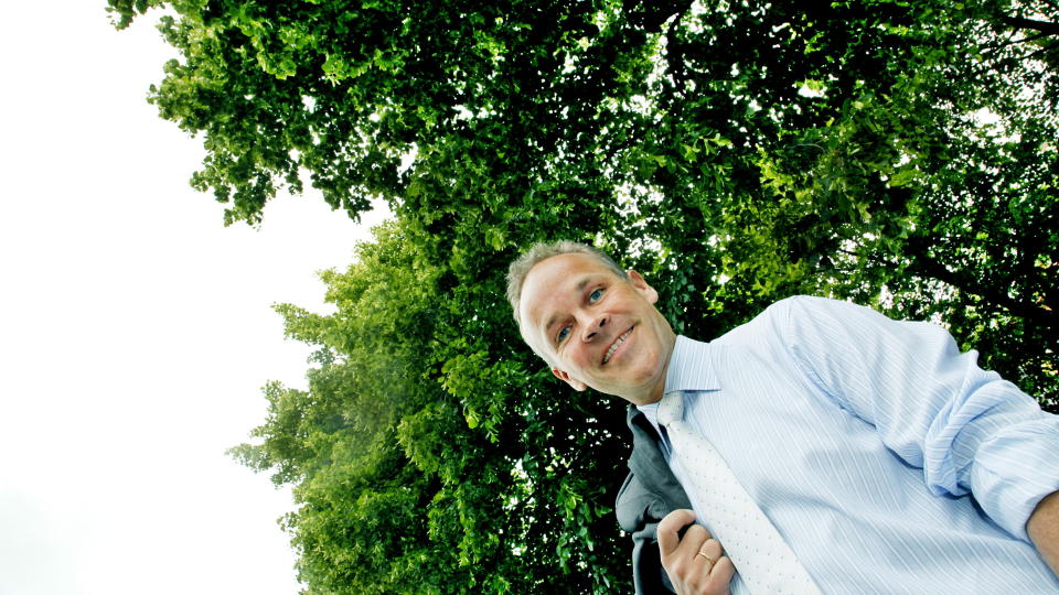 Oslo, 20090610: Nestleder i H�yre og leder i finanskomiteen, Jan Tore Sanner. Tr�r. Gr� skyer. L�v. Foto: Jacques Hvistendahl / Dagbladet