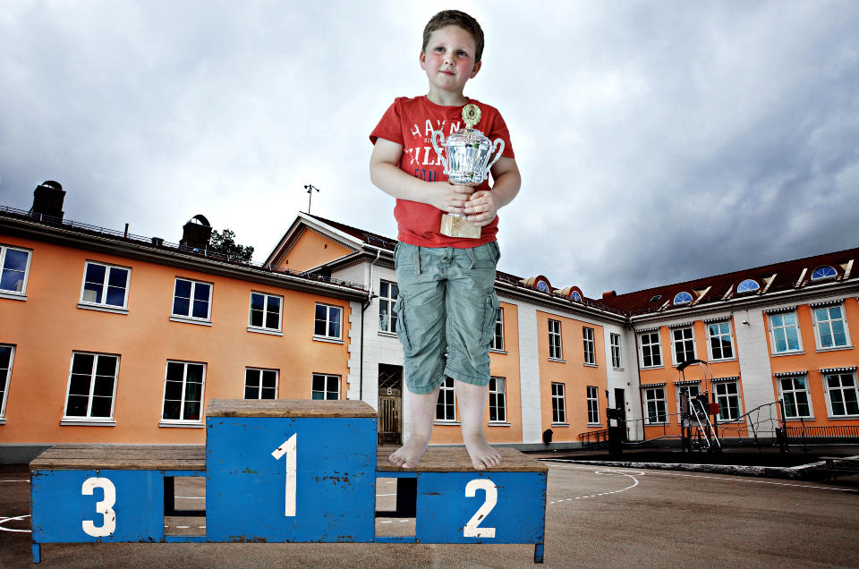 VIL V�RE BEST: Foreldrene til den seks �r gamle gutten mener konkurranseinstinktet hans er et problem. De sp�r Jesper Juul om hjelp til � l�se problemene han har p� skolen. 
Illustrasjon: Nina Hansen