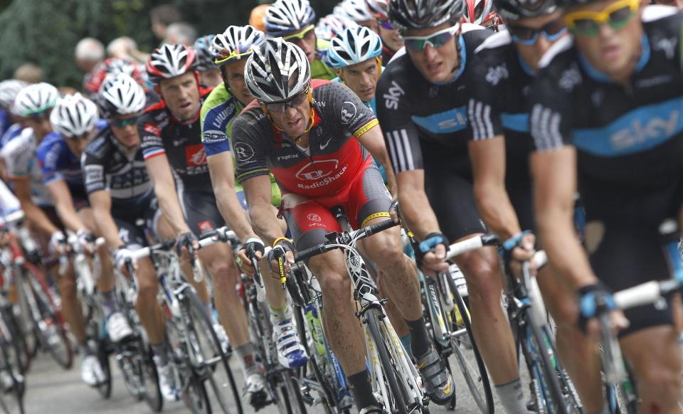 NYE TIDER: Levi Leipheimer og Jens Voigt er lei knuffekulturen som er i ferd med � utvikle seg i feltet i Tour de France.  Foto: AP Photo/Christophe Ena