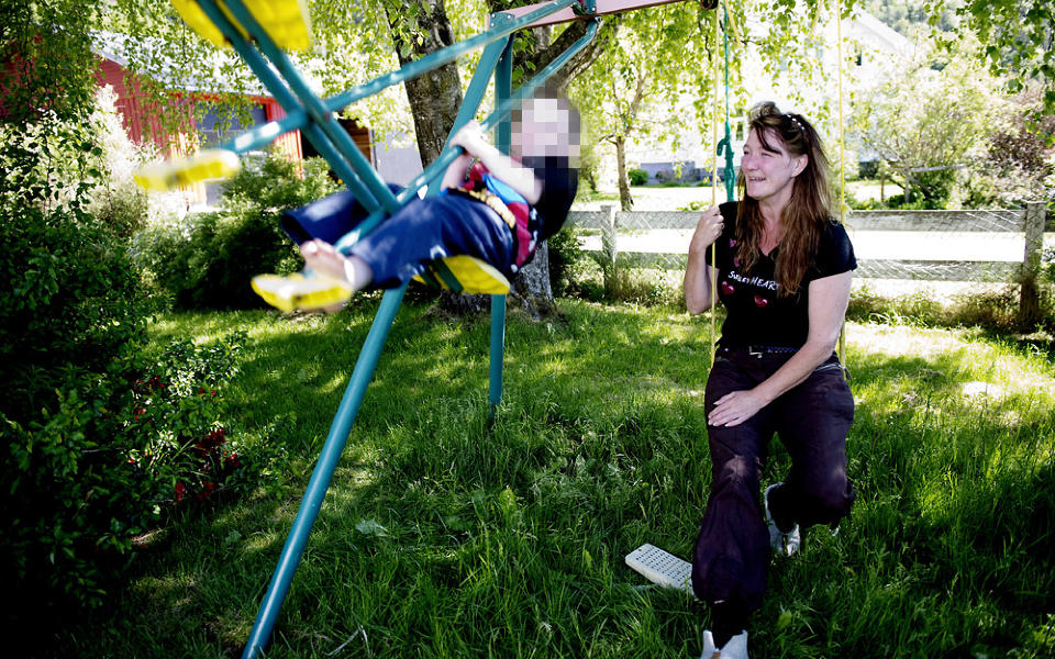 BLE BORTF�RT: S�nnen til Eva ble bortf�rt til Kosovo i 2008. Hun forteller at hennes lokale politidistrikt nektet � ta imot anmeldelsen om barnebortf�ring f�r det hadde g�tt nesten ett �r. I september 2009 kom gutten tilbake til Norge ved hjelp av firmaet ABP World Group. FOTO: �ISTEIN NORUM MONSEN/DAGBLADET
