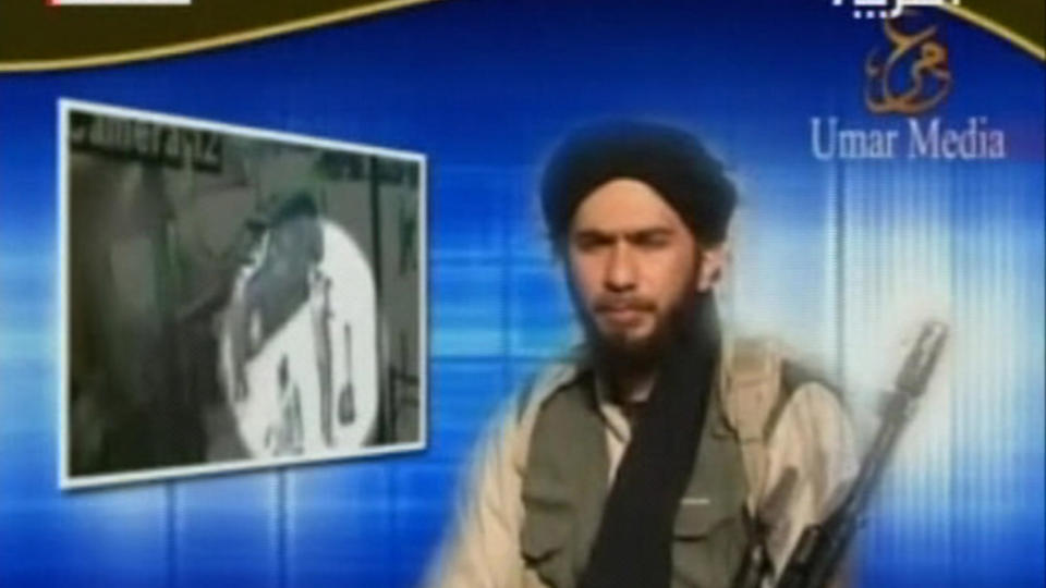 - HEVN: En mann som skal v�re terrortiltalte Faisal Shahzad p� videoen som ble sendt p� TV-kanalen Al Arabiya onsdag, sier at det mislykkede angrepet p� Times Square skulle v�re en hevn mot USAs krigf�ring i Afghanistan. Foto: Al Arabiya/Reuters TV