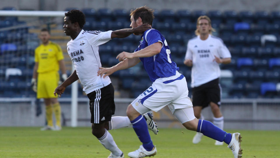 HELDIG ANNAN: Selv om det p� bildet kan se ut som om Annan treffer Jamie Mulgrew med en ufarlig h�ndflate, viste TV-bildene hvordan ghaneserens albue traff Linfield-spilleren rett i fleisen. Annan hadde flaks og slapp utvisning. Foto: AP Photo  / Liam McBurney/PA