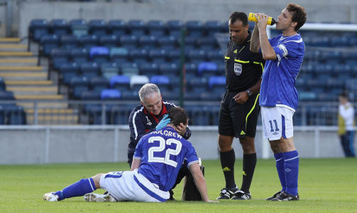 TOK TELLING: Men Jamie Mulgrew kom seg p� beina etter hvert. Foto: AP Photo  / Liam McBurney/PA