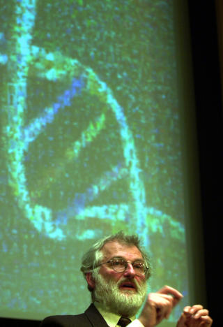 SKAL LEDE KOMMISJONEN: Den britiske kommisjonen vil bli ledet av nobelprisvinneren Sir John Sulston, som var med p� � kartlegge menneskets DNA. - Vi m� se p� hvilken vei befolkningsveksten g�r. Hvis vi ikke gj�r det, kan det hende vi overlever, men ikke blomstrer, sier Sulston til The Independent. Foto: AP/SCANPIX