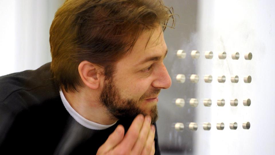 CELLELEDEREN: - Han var besatt av �nsket om � f� til et angrep. Den ledende hjernen, mannen med initiativet, koordinatoren. Han hadde en enorm kriminell energi. Sv�rt kaldblodig, full av hat, sa satssekret�r i det tyske innenriksdepartementet August Hanning i rettssaken mot Fritz Gelowicz (30). Lederen i den tyske Sauerlandcellen planla � sprenge kraftige bilbomber i Tyskland, drevet av et sterkt USA-hat og forakt for vestlig livsstil. - Om vi dreper 50 hver og skader noen vil vi ha minst 150 d�de, sa Fritz p� overv�kningsteipen. Tidligere i �r fikk han 12 �rs fengsel. Foto: EPA/VOLKER HARTMANN