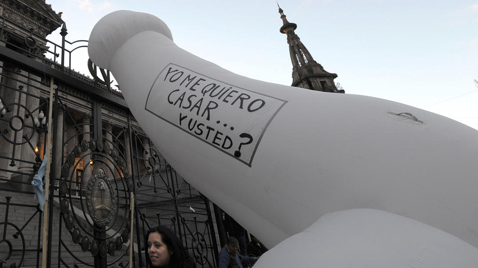  - JEG VIL BLI GIFT... OG DU? Det lyder teksten p� denne gigantpenisen som er bl�st opp utenfor kongressbygget i Buenos Aires.  Foto: JUAN MABROMATA/AFP