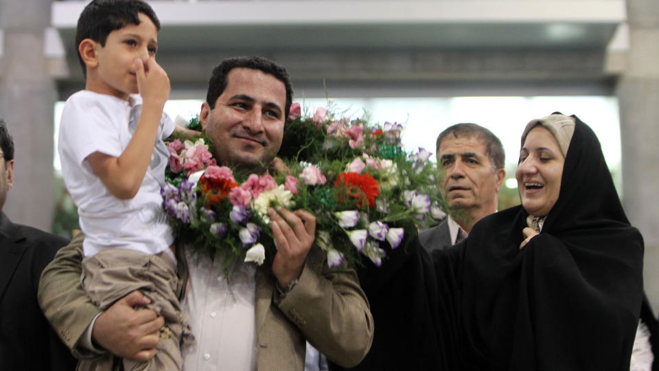 GJENFORENT: Shahram Amiri ble gjenforent med sin familie natt til torsdag etter � ha v�rt borte i ett �r. Den iranske atomforskeren hevder han ble bortf�rt av amerikanske CIA-agenter. Det nekter USA for. Foto: ATTA KENARE/Scanpix