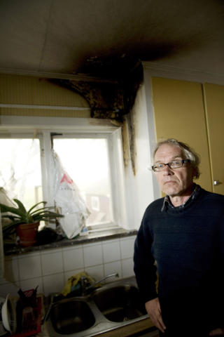 BRANNATTENTAT: - Jeg er ikke redd. Jeg er motivert, sa Lars Vilks samme dag som det ble kjent at noen hadde fors�kt � brenne ned hjemmet hans. Foto: SCANPIX/Bjorn Lindgren