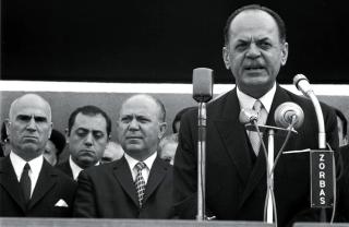 FALT TIL SIST: Den greske juntaen falt i 1974. Her sees diktatoren Papadopoulos sammen med sine st�ttespillere. Foto: AP Photo/Eurokinissi.