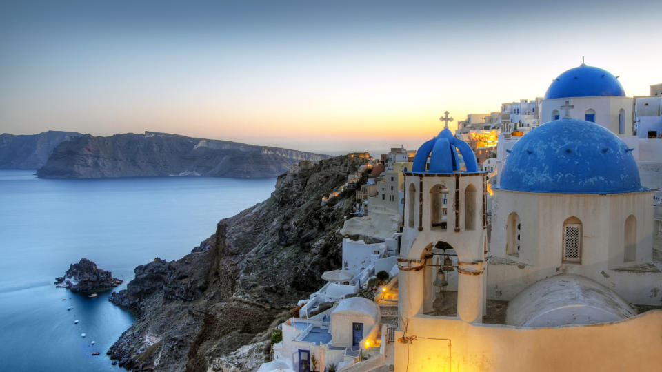 PARADISETS BAKSIDE: Mye g�r utanom for � g� rundt, skriv Andreas Hompland om l�rdomen fr� ferien i Hellas. Her fra landsbyen Oia p� Santorini. Foto: De Vice - Fotolia/Scanpix.
