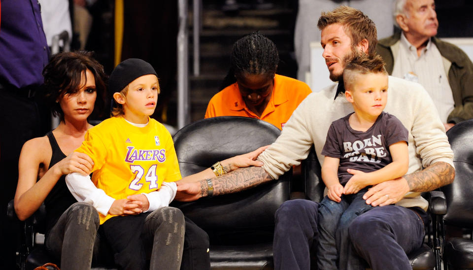 POSH OG GOLDEN BALLS P� TRIBUNEN: David og Victoria Beckham har tatt med seg barna Cruz (t.h.) og Romeo (t.v.) p� basketballkampen mellom Los Angeles Lakers og Dallas Mavericks. Bildet er fra h�sten 2009. Foto: SCANPIX