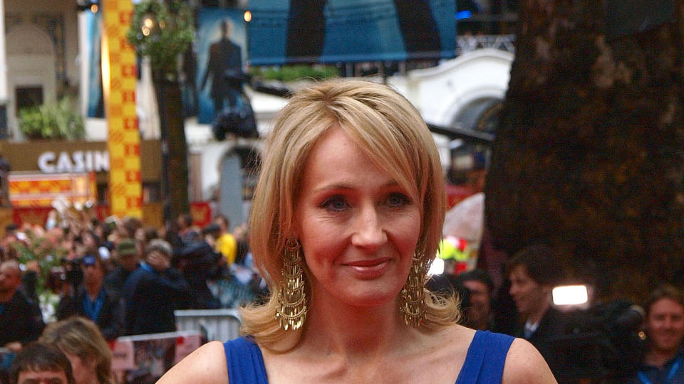 SAKS�KT P� NYTT: J.K. Rowling har blitt saks�kt flere ganger av de etterlatte etter den britiske forfatteren Adrian Jacobs. N� saks�ker de hennes amerikanske forlag ogs�. Foto: SCANPIX AFP/Max Nash