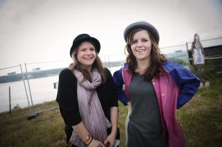 FORN�YDE: Emma Moberg (19) og Elisabeth Bekker Vikanes (18). Foto: Hilde Mesics Kleven.