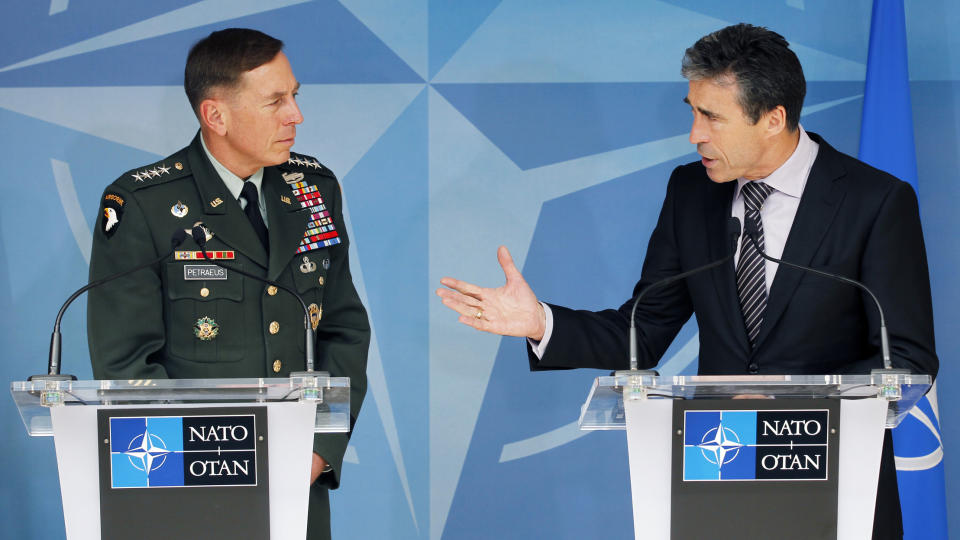 TRUET: Norge kunne blitt et terrorm�l ogs� uten soldater i Afghanistan, mener NATOs generalsekret�r Anders Fogh Rasmussen (t.h.). Her er han avbildet sammen med general David Petraeus, �verstkommanderende for USAs og NATOs styrker i Afghanistan. Foto: REUTERS / Thierry Roge / SCANPIX